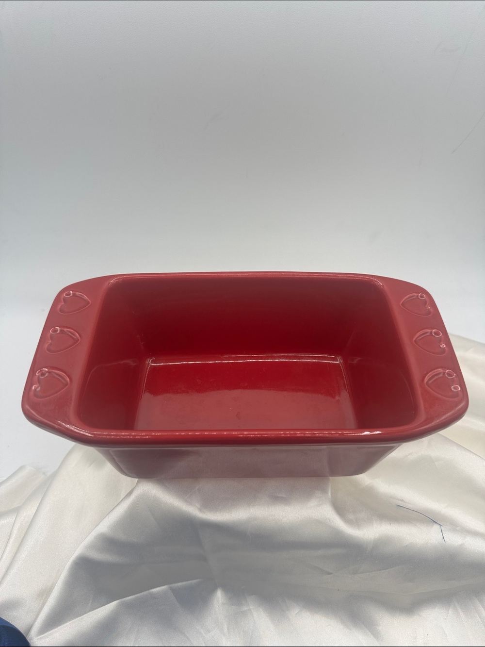 Chantal Small 2.5C Loaf Pan in Dark Red/Burgundy, with hearts on the Handles